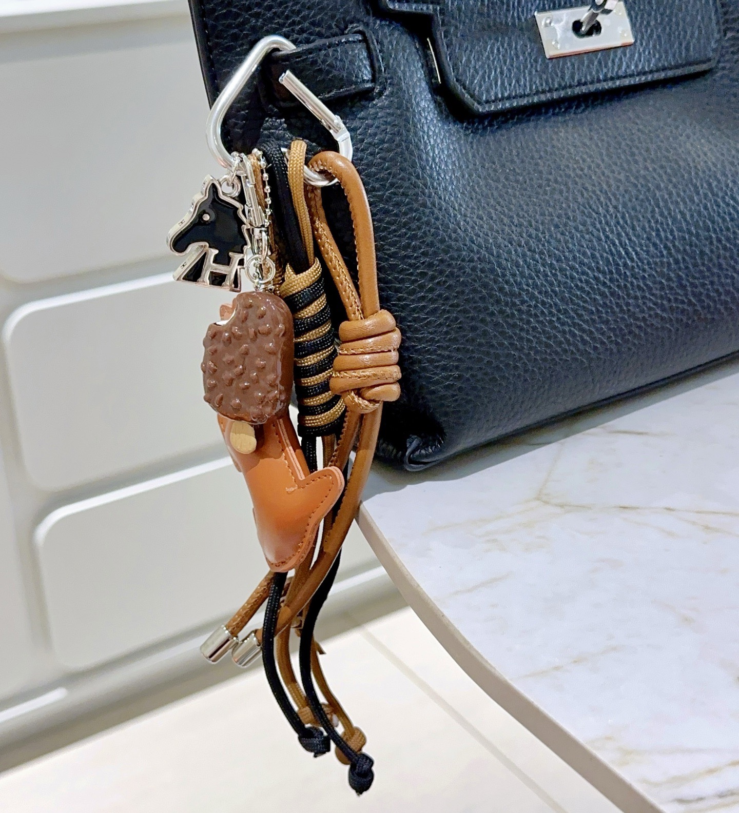 Ciondolo portachiavi Hermes Buddy Scottie Dog Charm Portachiavi in ​​pelle marrone chiaro dorata metallo argentato smalto nero ciondoli a tema dessert marrone e beige cordone intrecciato nero e marrone chiaro lunghezza totale del cinturino 15 cm