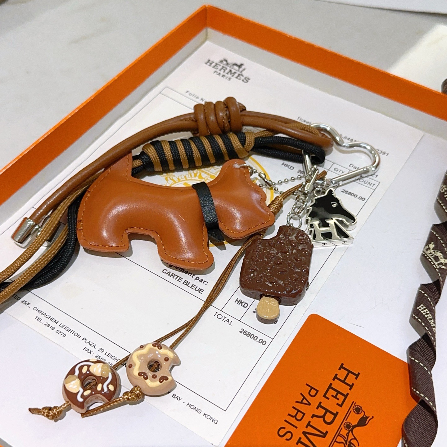 Ciondolo portachiavi Hermes Buddy Scottie Dog Charm Portachiavi in ​​pelle marrone chiaro dorata metallo argentato smalto nero ciondoli a tema dessert marrone e beige cordone intrecciato nero e marrone chiaro lunghezza totale del cinturino 15 cm