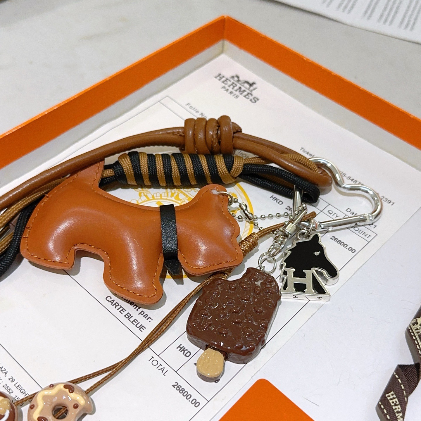 Ciondolo portachiavi Hermes Buddy Scottie Dog Charm Portachiavi in ​​pelle marrone chiaro dorata metallo argentato smalto nero ciondoli a tema dessert marrone e beige cordone intrecciato nero e marrone chiaro lunghezza totale del cinturino 15 cm