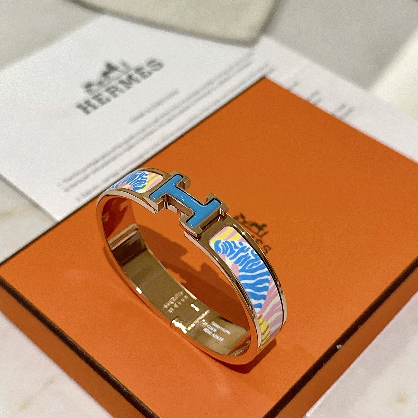 Bracciale Hermes Clic H Metallo placcato oro rosa con smalto blu rosa giallo bianco zebrato PM