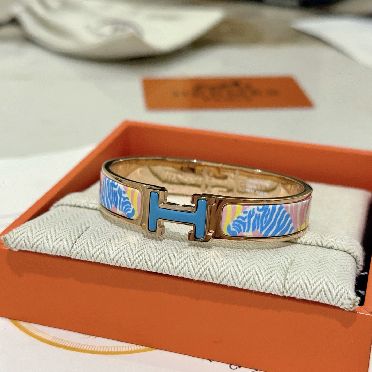 Bracciale Hermes Clic H Metallo placcato oro rosa con smalto blu rosa giallo bianco zebrato PM