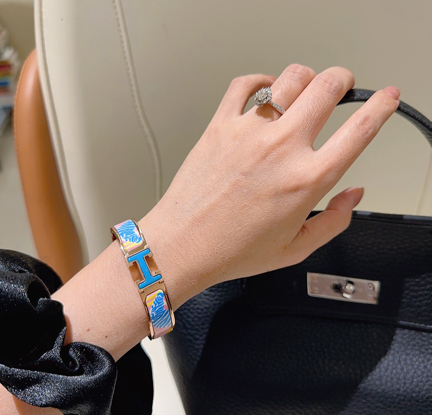 Bracciale Hermes Clic H Metallo placcato oro rosa con smalto blu rosa giallo bianco zebrato PM