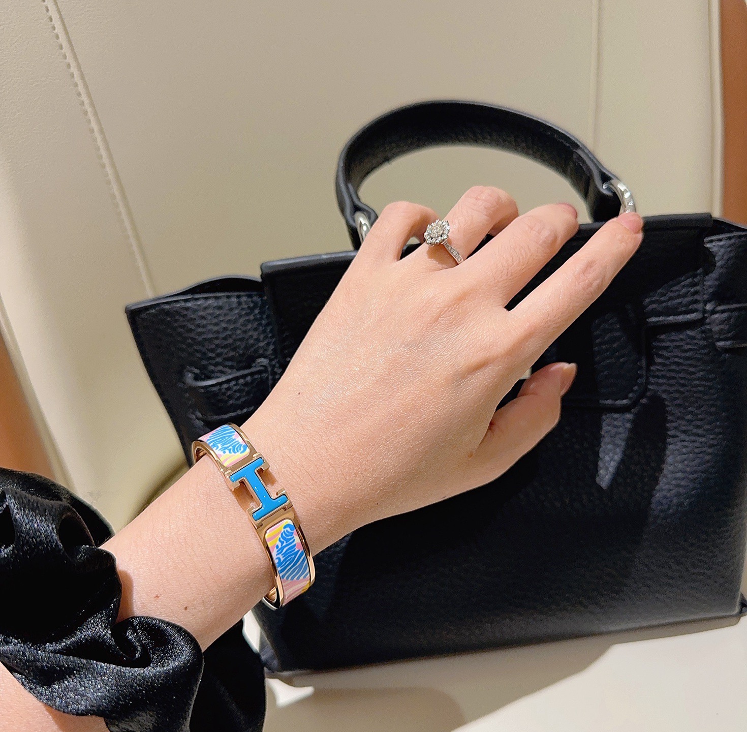Bracciale Hermes Clic H Metallo placcato oro rosa con smalto blu rosa giallo bianco zebrato PM