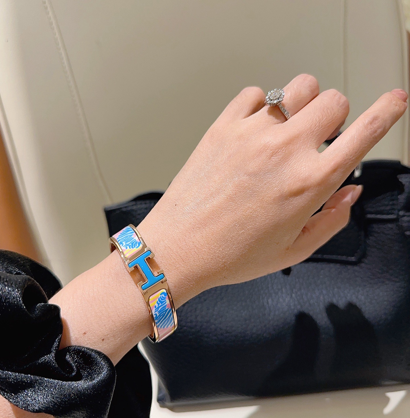 Bracciale Hermes Clic H Metallo placcato oro rosa con smalto blu rosa giallo bianco zebrato PM