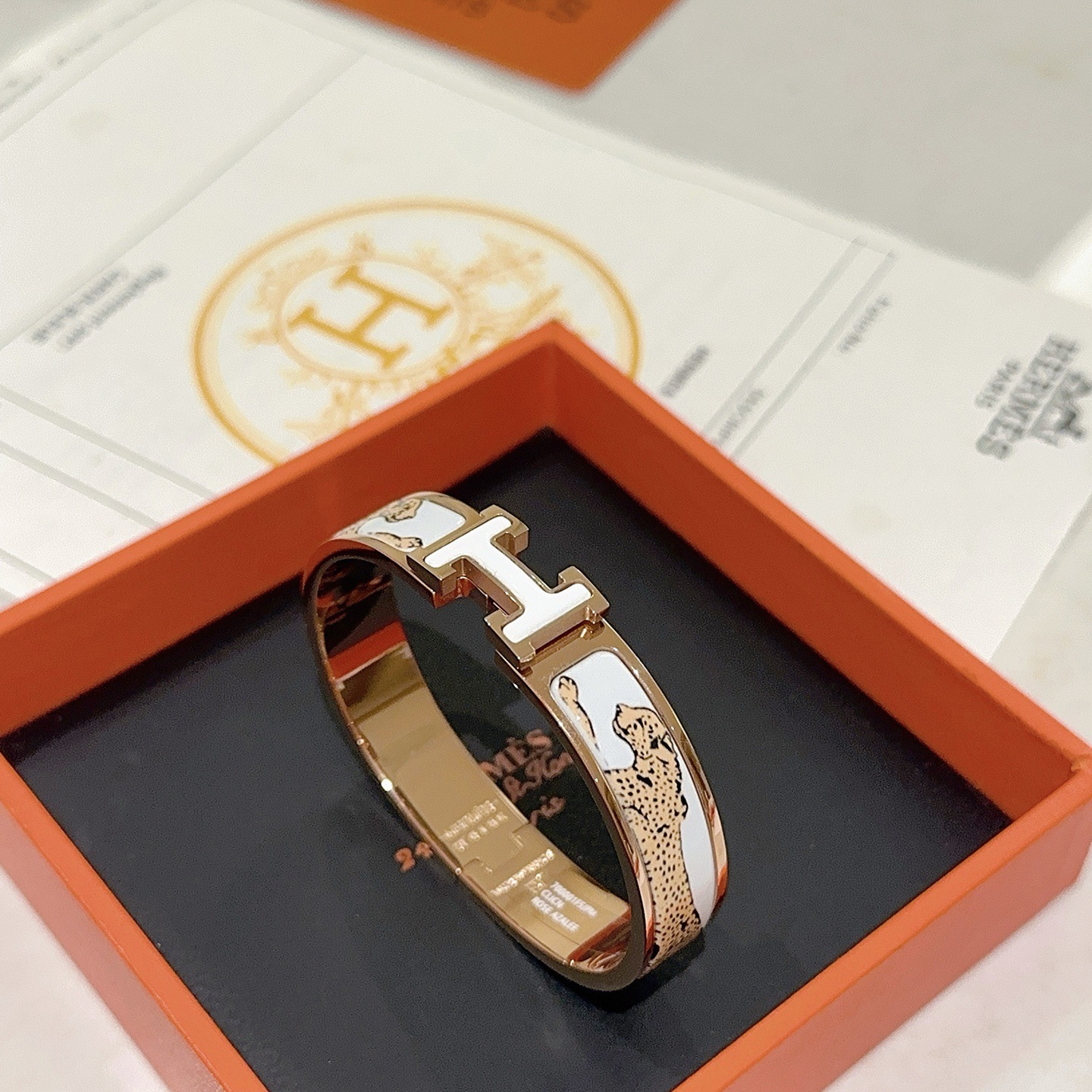 Bracciale Hermes Clic H Cheetah Print metallo placcato oro rosa smalto bianco con stampa ghepardo marrone chiaro con stampa ghepardo smalto bianco fermaglio H PM