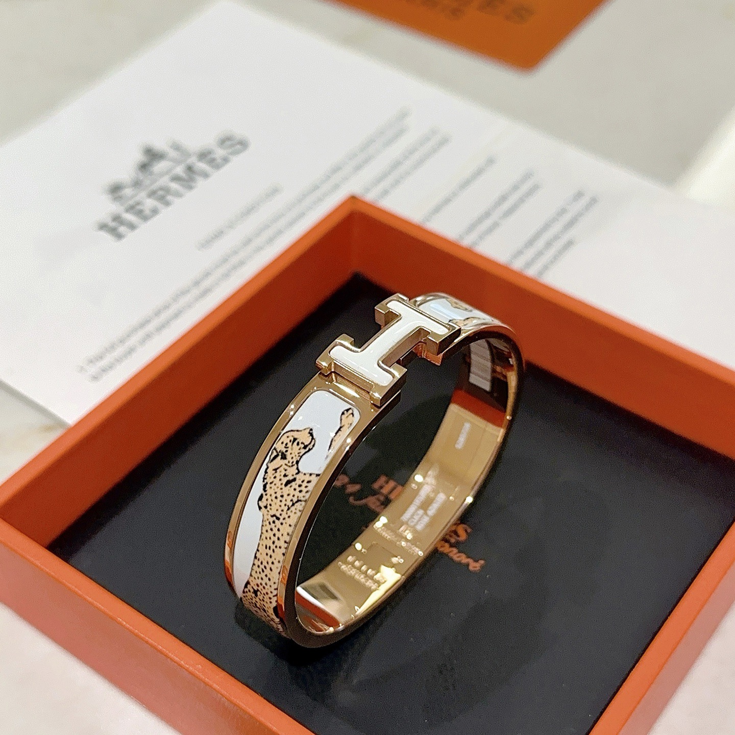 Bracciale Hermes Clic H Cheetah Print metallo placcato oro rosa smalto bianco con stampa ghepardo marrone chiaro con stampa ghepardo smalto bianco fermaglio H PM