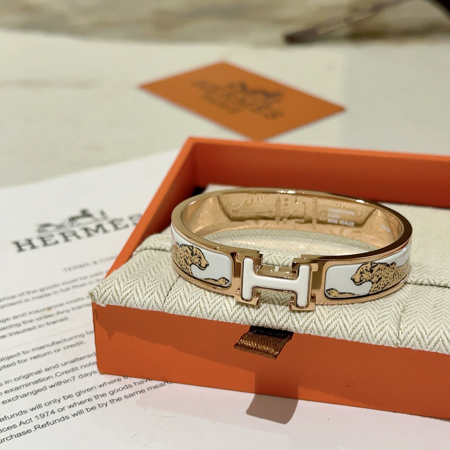 Bracciale Hermes Clic H Cheetah Print metallo placcato oro rosa smalto bianco con stampa ghepardo marrone chiaro con stampa ghepardo smalto bianco fermaglio H PM