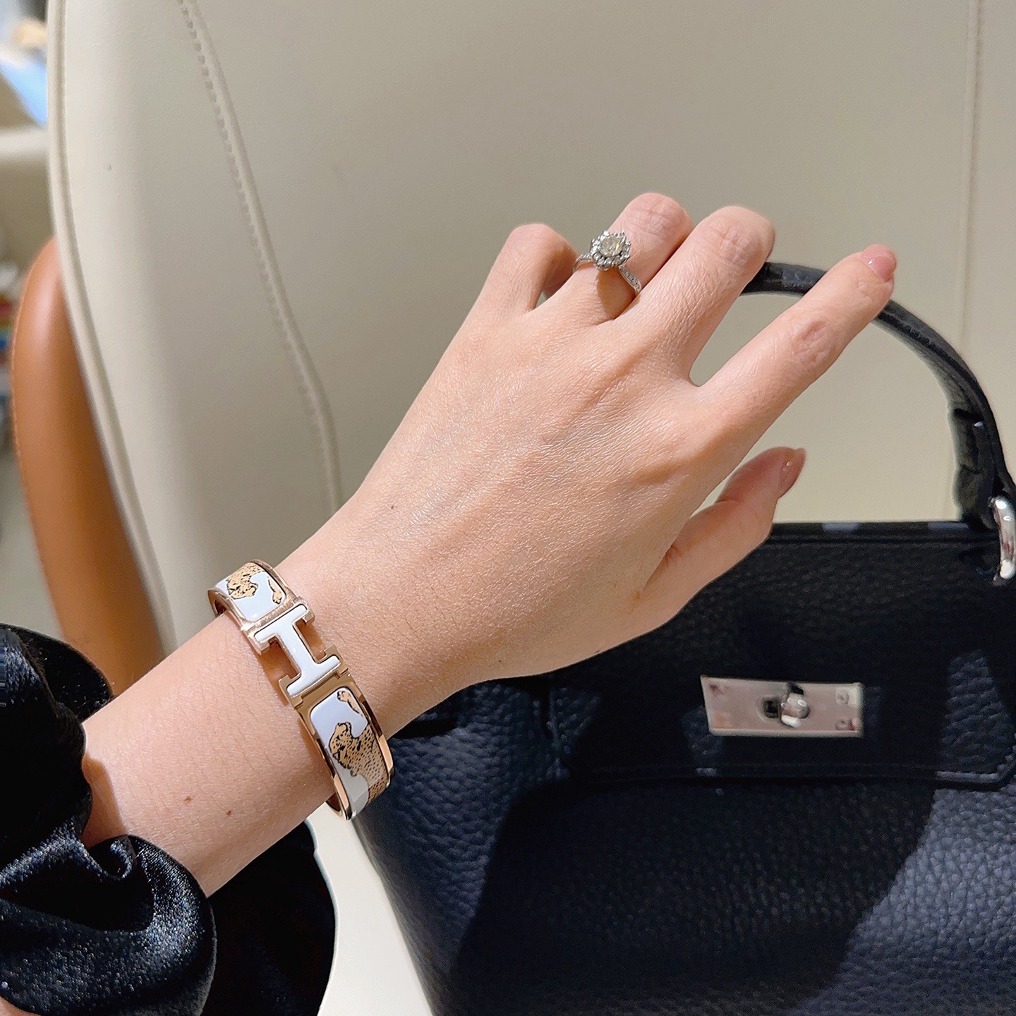 Bracciale Hermes Clic H Cheetah Print metallo placcato oro rosa smalto bianco con stampa ghepardo marrone chiaro con stampa ghepardo smalto bianco fermaglio H PM