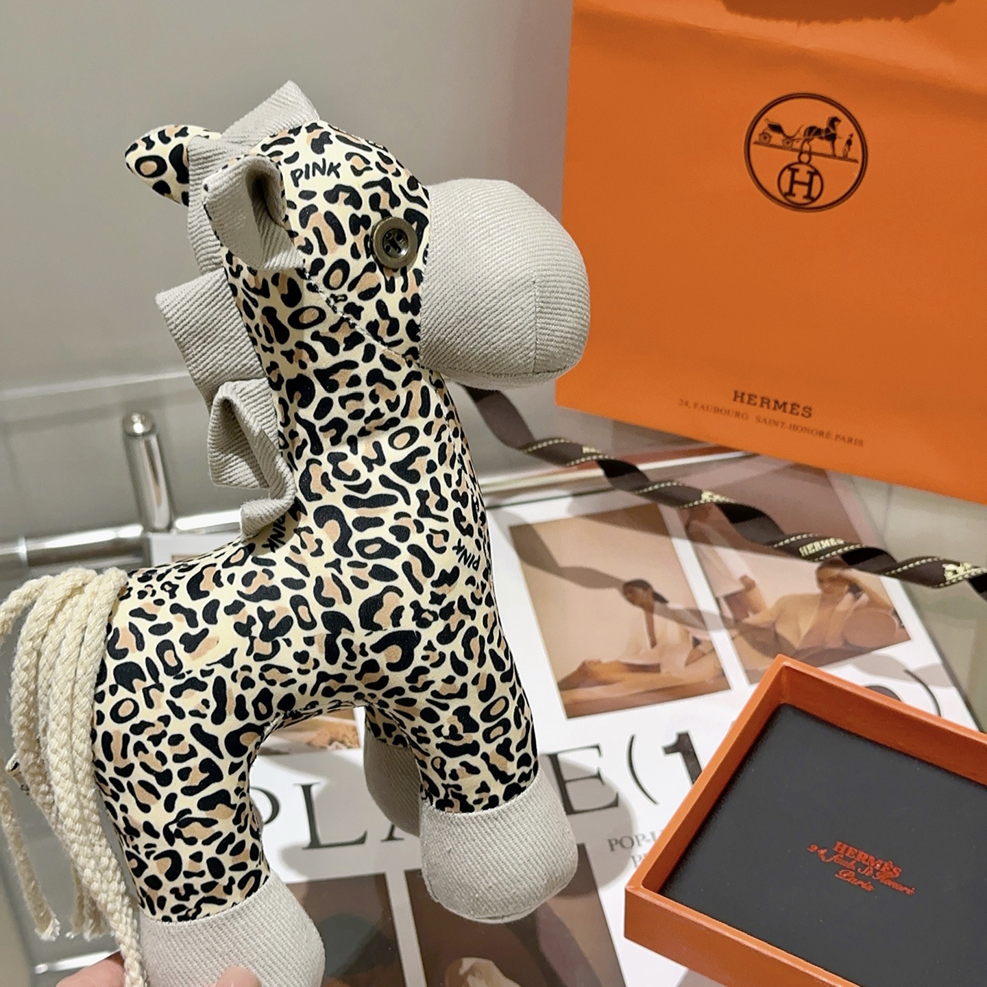 Hermes Hermy Leopard Print Plush Horse Charm pendente Tessuto beige con stampa leopardata nera e marrone chiaro accenti di velluto a coste grigio chiaro coda di cordone intrecciato color crema 25 cm