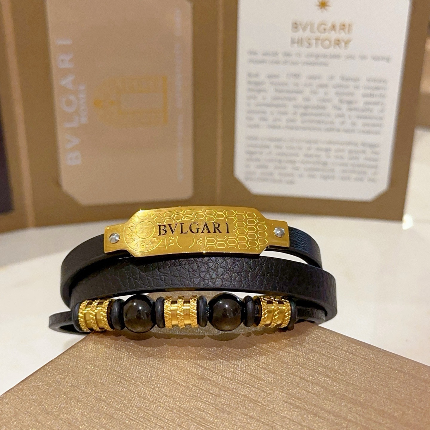 Pulseira Bvlgari Serpenti Metal dourado com couro preto e contas de ônix pretas 19 cm