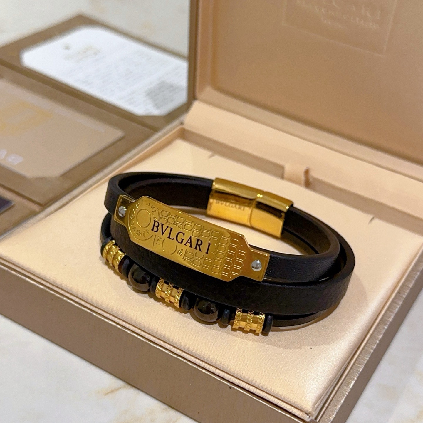 Pulseira Bvlgari Serpenti Metal dourado com couro preto e contas de ônix pretas 19 cm