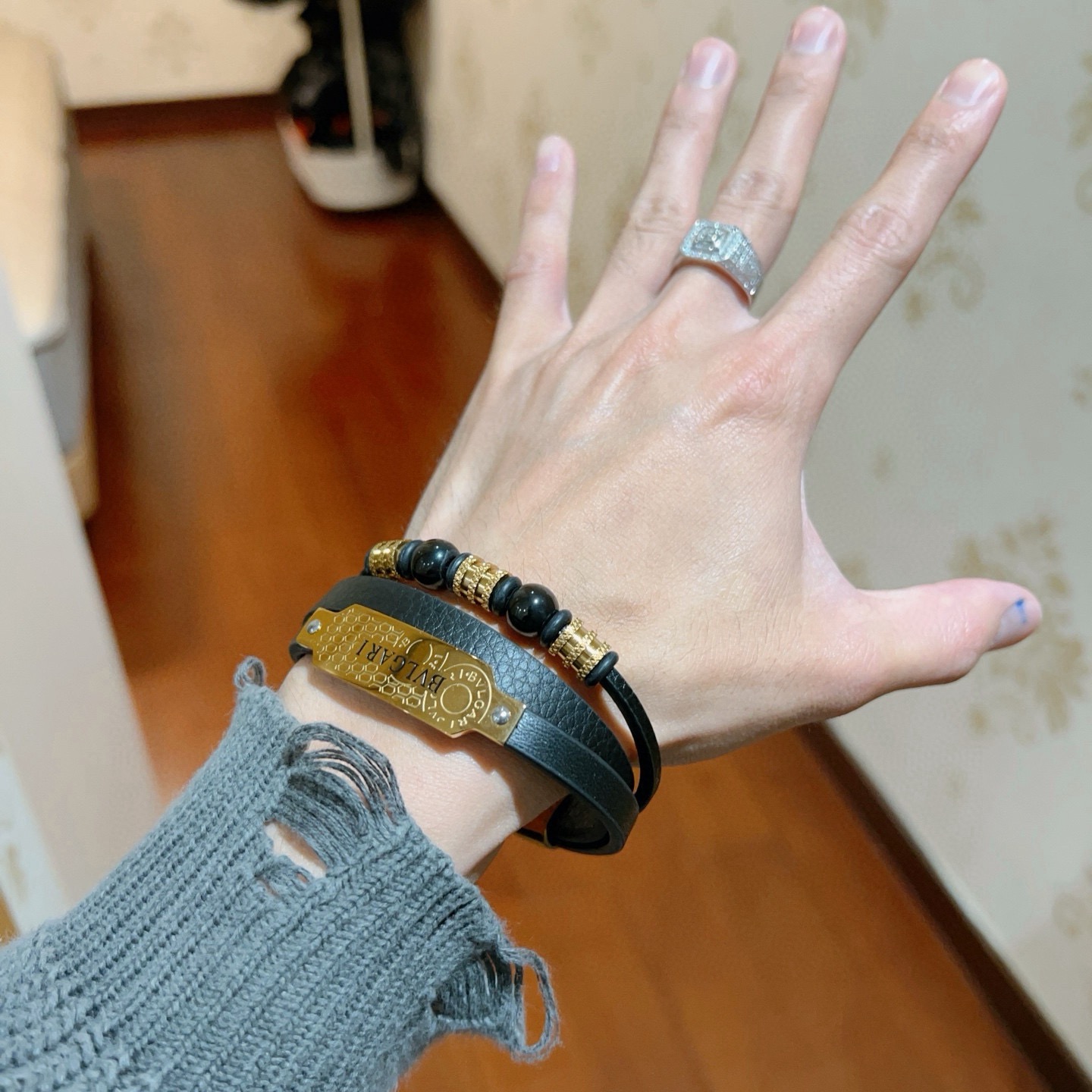 Pulseira Bvlgari Serpenti Metal dourado com couro preto e contas de ônix pretas 19 cm