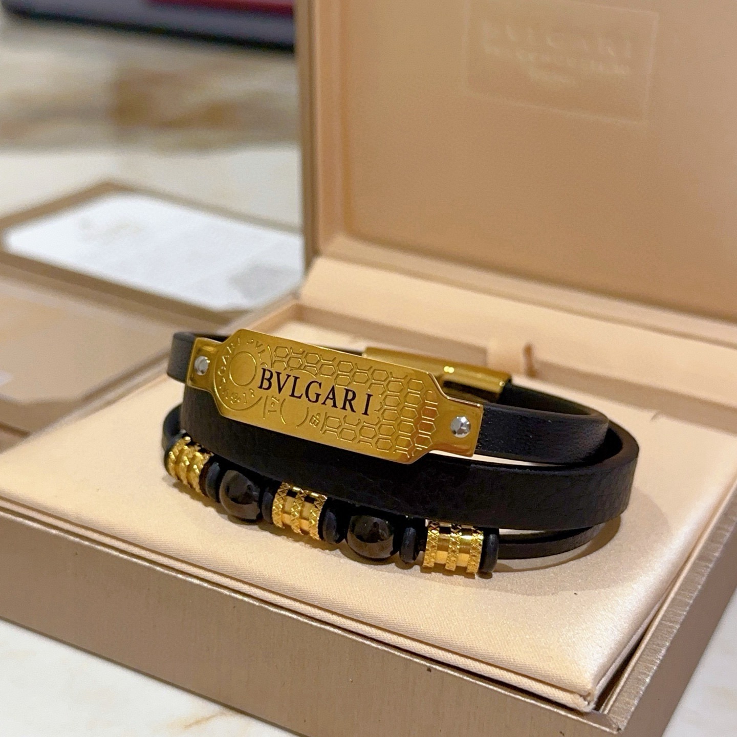 Pulseira Bvlgari Serpenti Metal dourado com couro preto e contas de ônix pretas 19 cm