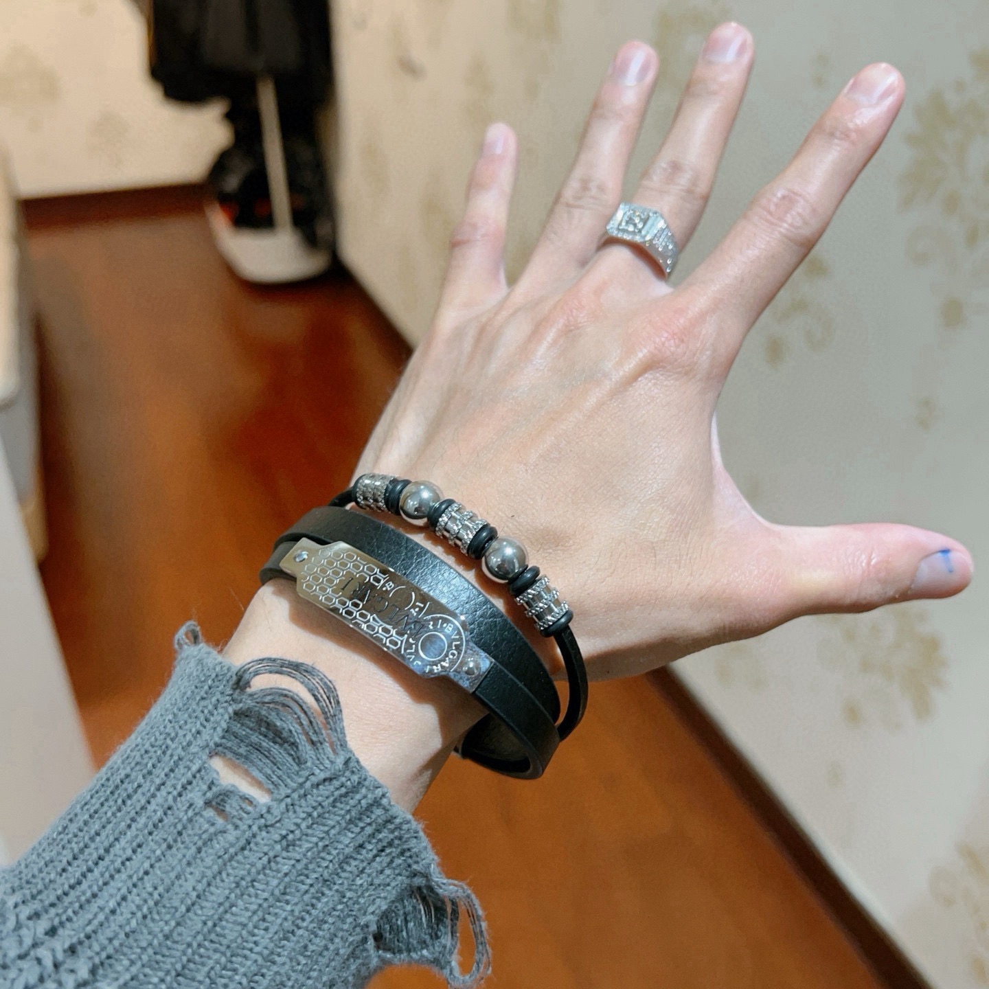 Bracciale Bvlgari Serpenti Forever Coiled Leather Bracciale in pelle nera Hardware in metallo argentato 19 cm