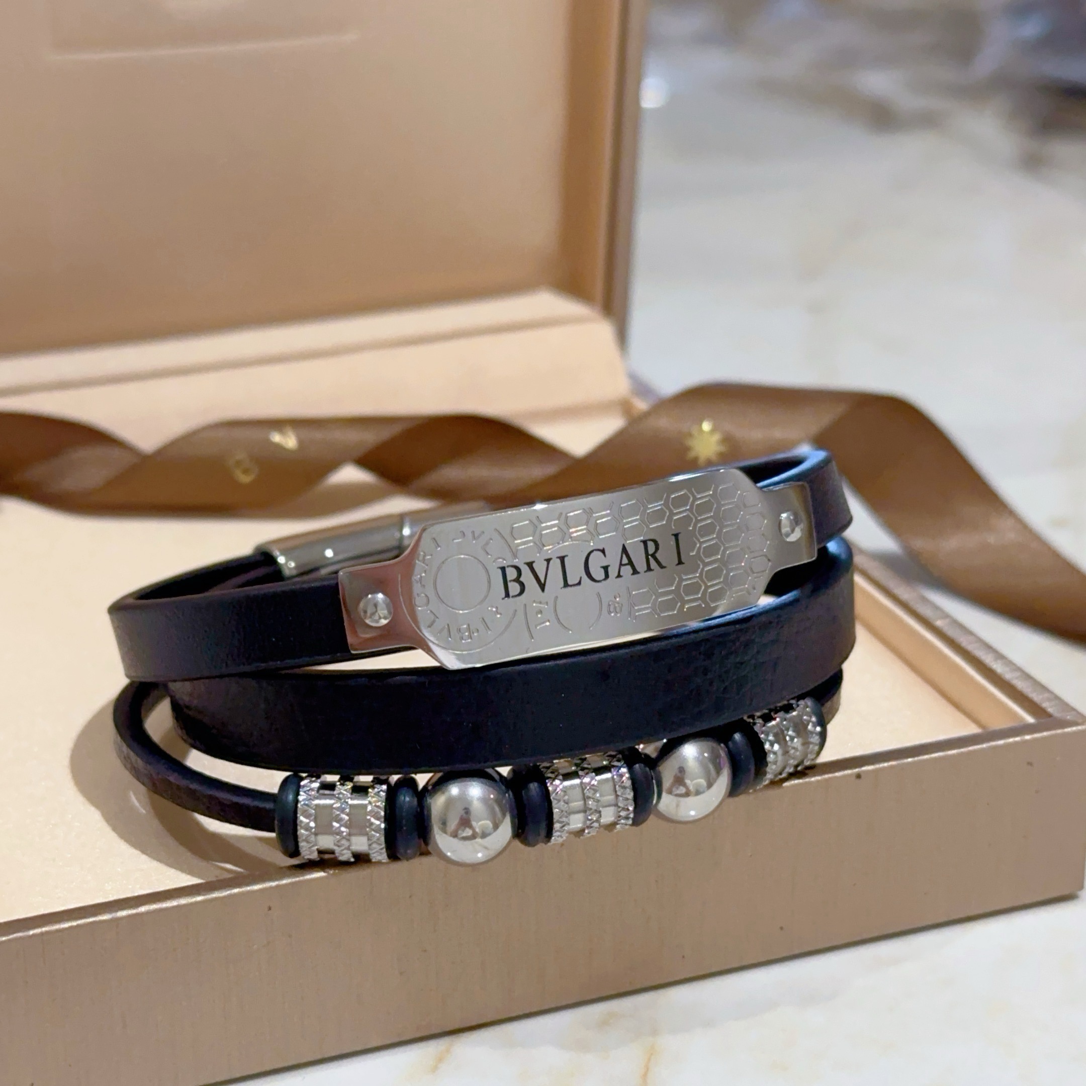 Bracciale Bvlgari Serpenti Forever Coiled Leather Bracciale in pelle nera Hardware in metallo argentato 19 cm