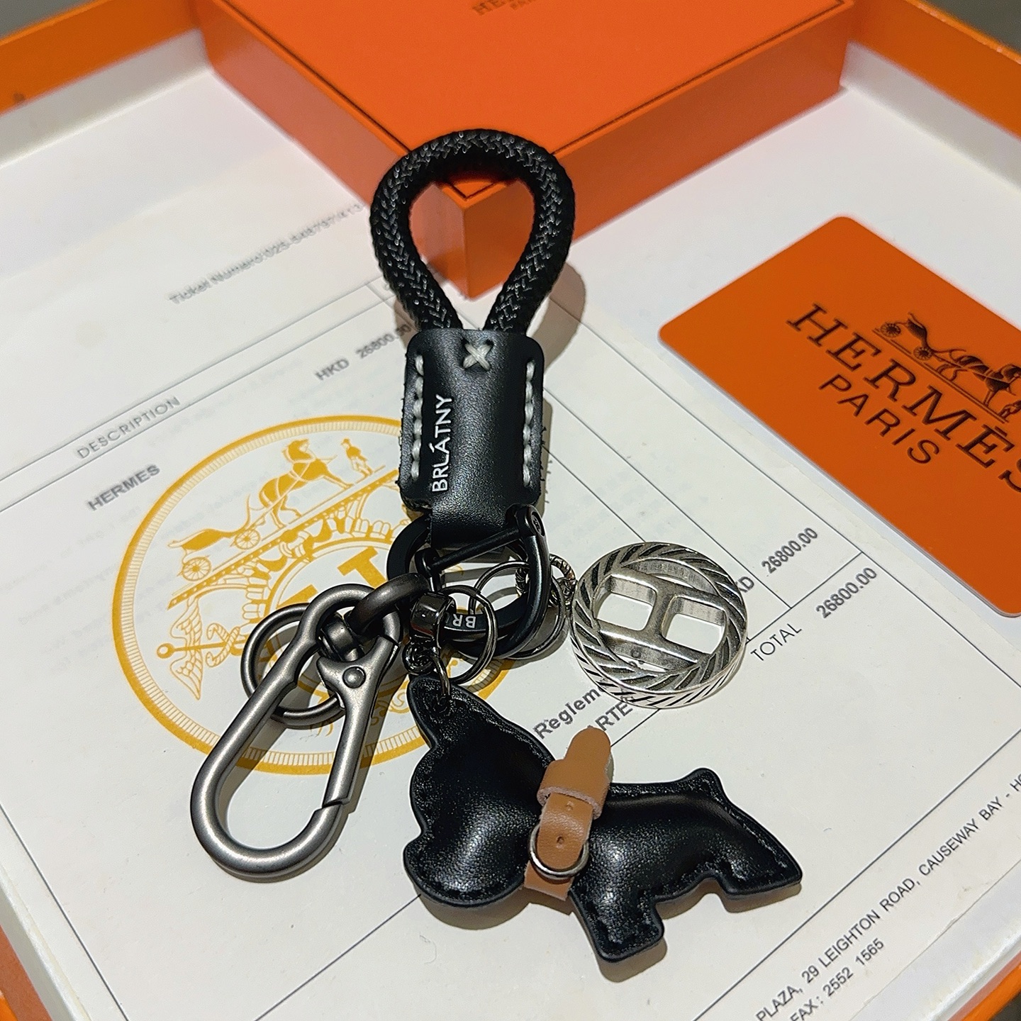 Hermes H Logo Bulldog Charm Portachiavi pendente canna di fucile metallo argento cordone intrecciato nero pelle nera accento in pelle marrone chiaro lunghezza totale 10 cm