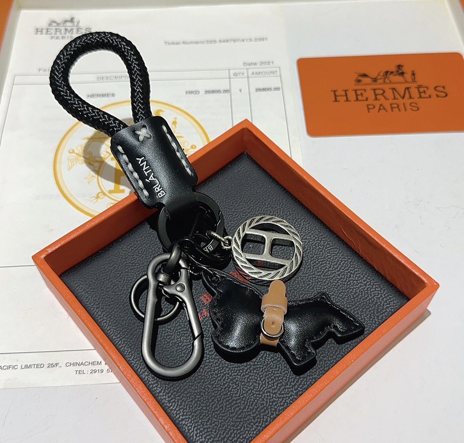 Hermes H Logo Bulldog Charm Portachiavi pendente canna di fucile metallo argento cordone intrecciato nero pelle nera accento in pelle marrone chiaro lunghezza totale 10 cm