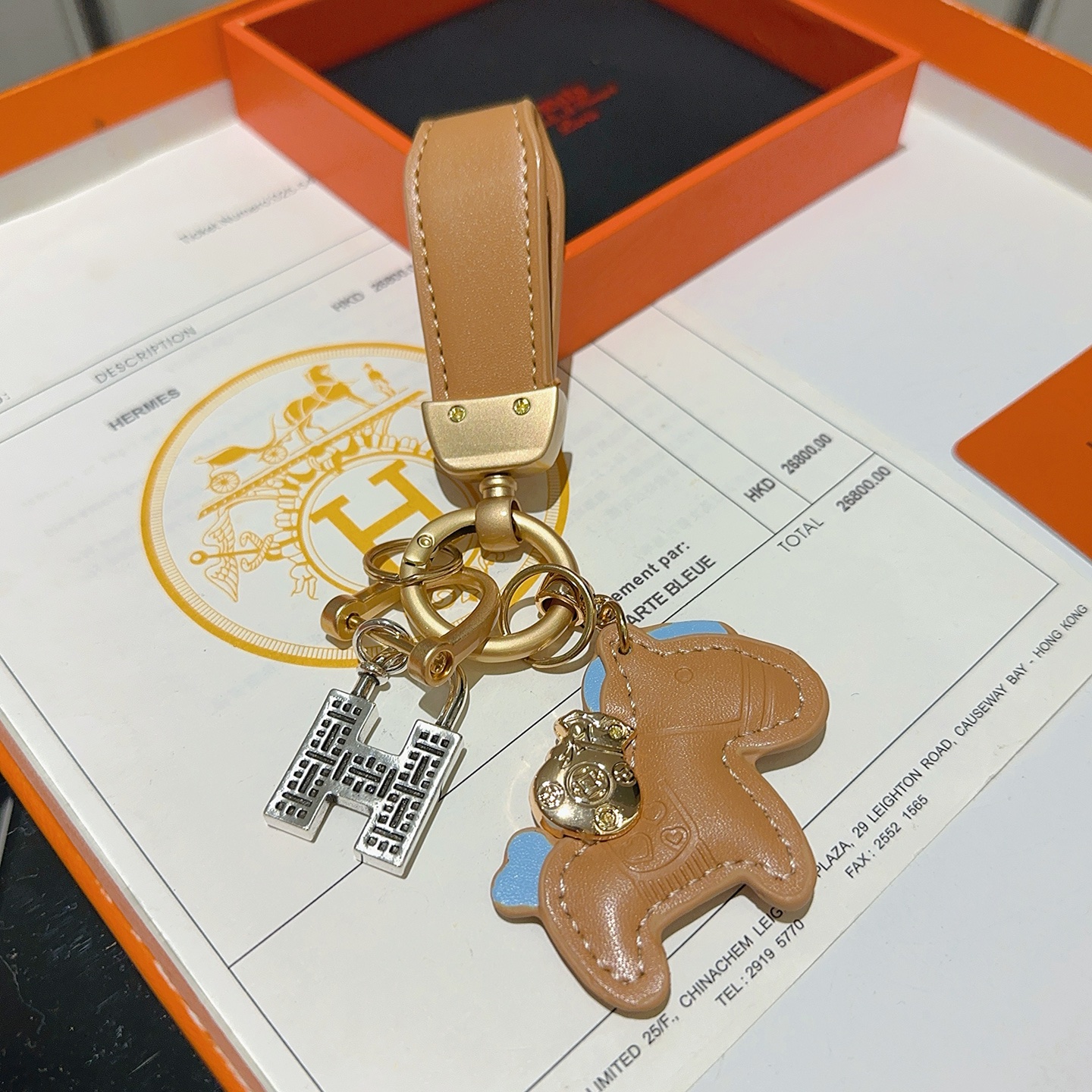 Ciondolo portachiavi Hermes Horse Charm Pelle marrone chiaro con accenti azzurri hardware oro opaco ciondolo con lucchetto H color argento lunghezza totale 10 cm