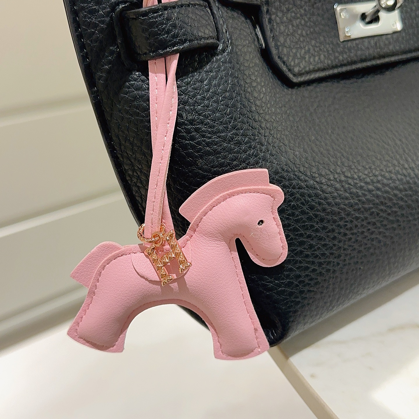 Ciondolo Hermes Rodeo Pegase Horse Bag Charm Sakura in pelle rosa metallo tono oro rosa con accenti di cristallo trasparente Lunghezza cinturino 12 cm