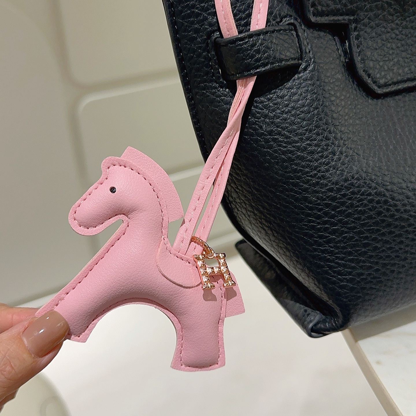Ciondolo Hermes Rodeo Pegase Horse Bag Charm Sakura in pelle rosa metallo tono oro rosa con accenti di cristallo trasparente Lunghezza cinturino 12 cm