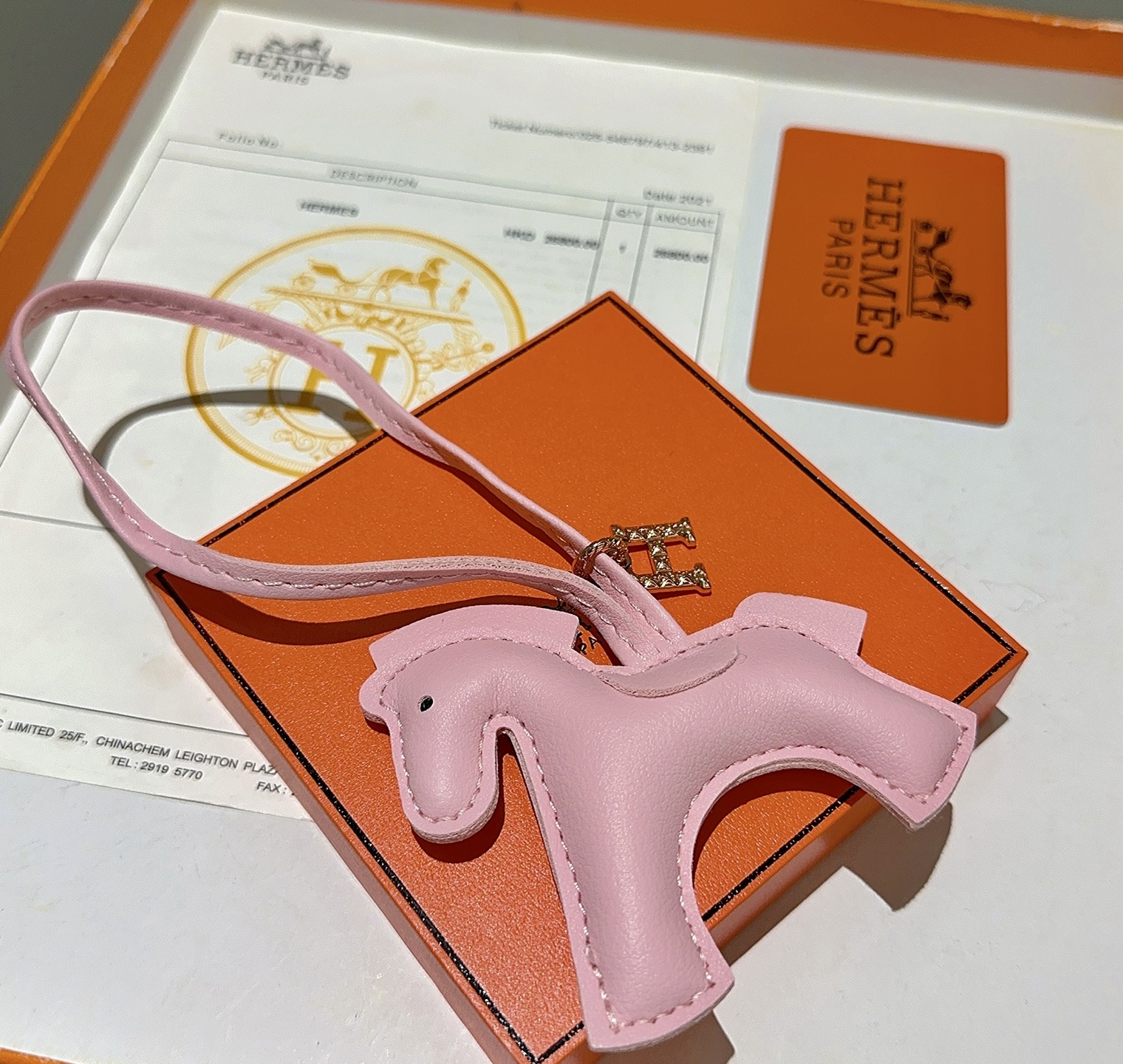 Ciondolo Hermes Rodeo Pegase Horse Bag Charm Sakura in pelle rosa metallo tono oro rosa con accenti di cristallo trasparente Lunghezza cinturino 12 cm