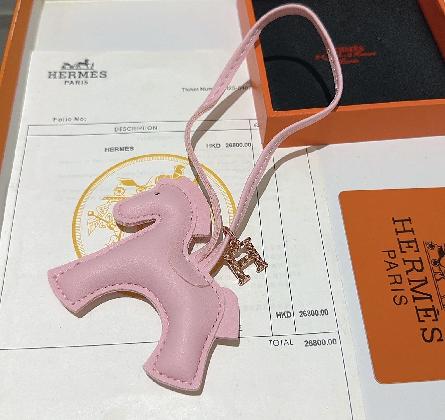 Ciondolo Hermes Rodeo Pegase Horse Bag Charm Sakura in pelle rosa metallo tono oro rosa con accenti di cristallo trasparente Lunghezza cinturino 12 cm
