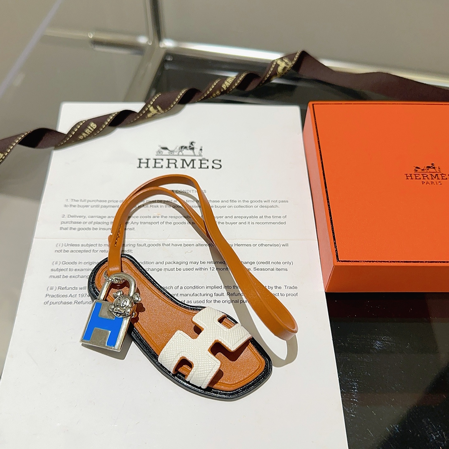 Hermes Oran Sandalo ciondolo con ciondolo in pelle marrone chiaro pelle Epsom bianca metallo tono argento smalto blu bordo nero lunghezza cinturino 12 cm