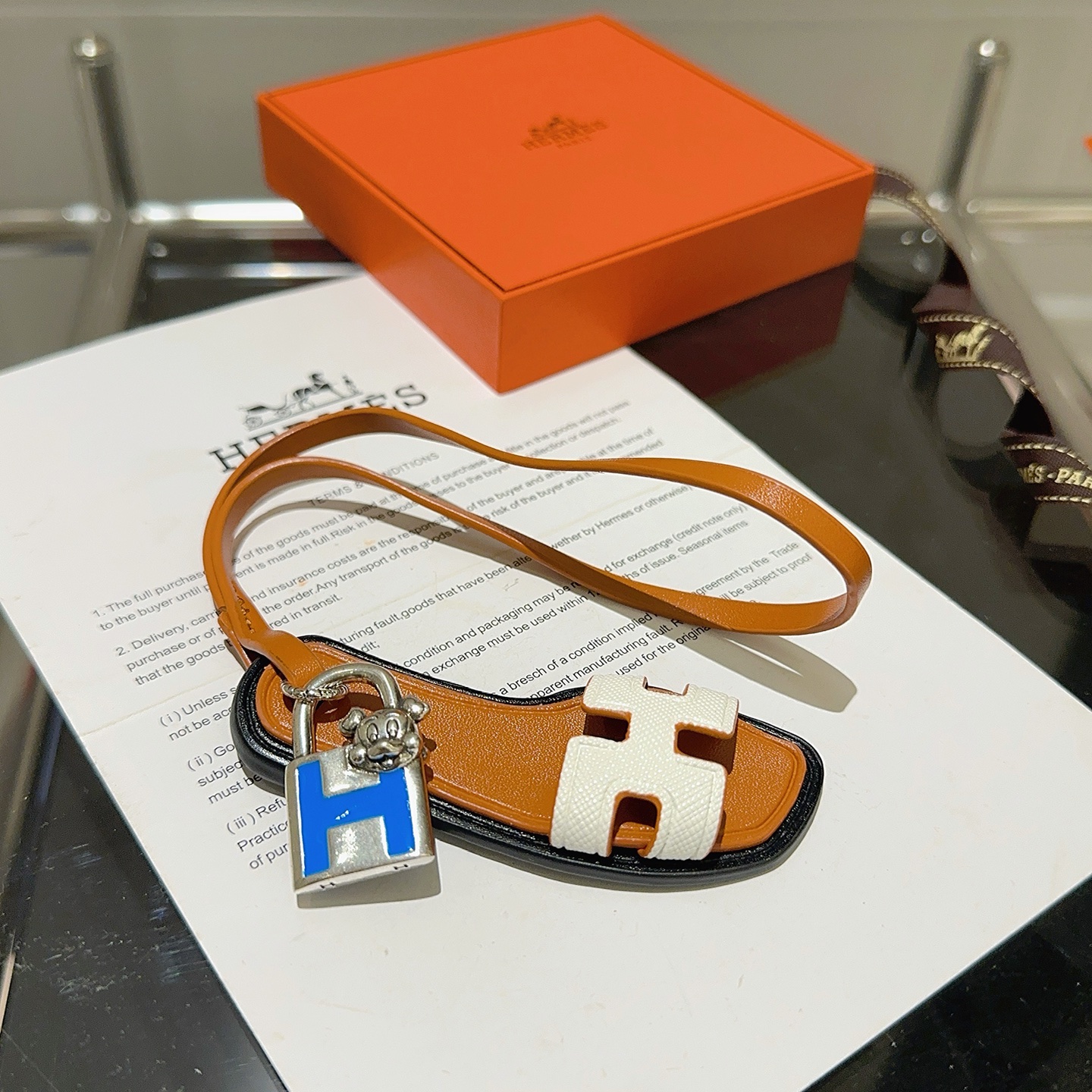 Hermes Oran Sandalo ciondolo con ciondolo in pelle marrone chiaro pelle Epsom bianca metallo tono argento smalto blu bordo nero lunghezza cinturino 12 cm
