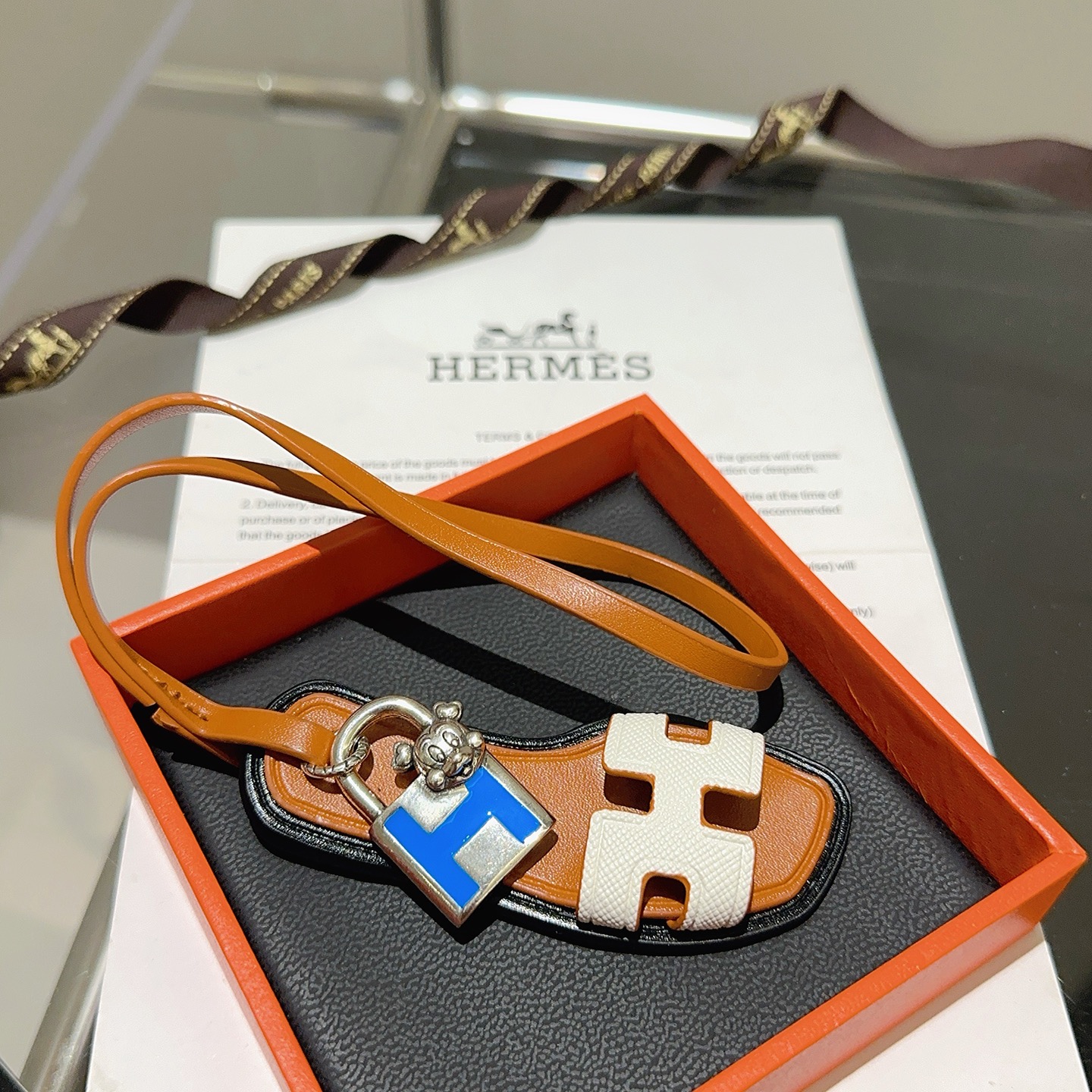Hermes Oran Sandalo ciondolo con ciondolo in pelle marrone chiaro pelle Epsom bianca metallo tono argento smalto blu bordo nero lunghezza cinturino 12 cm