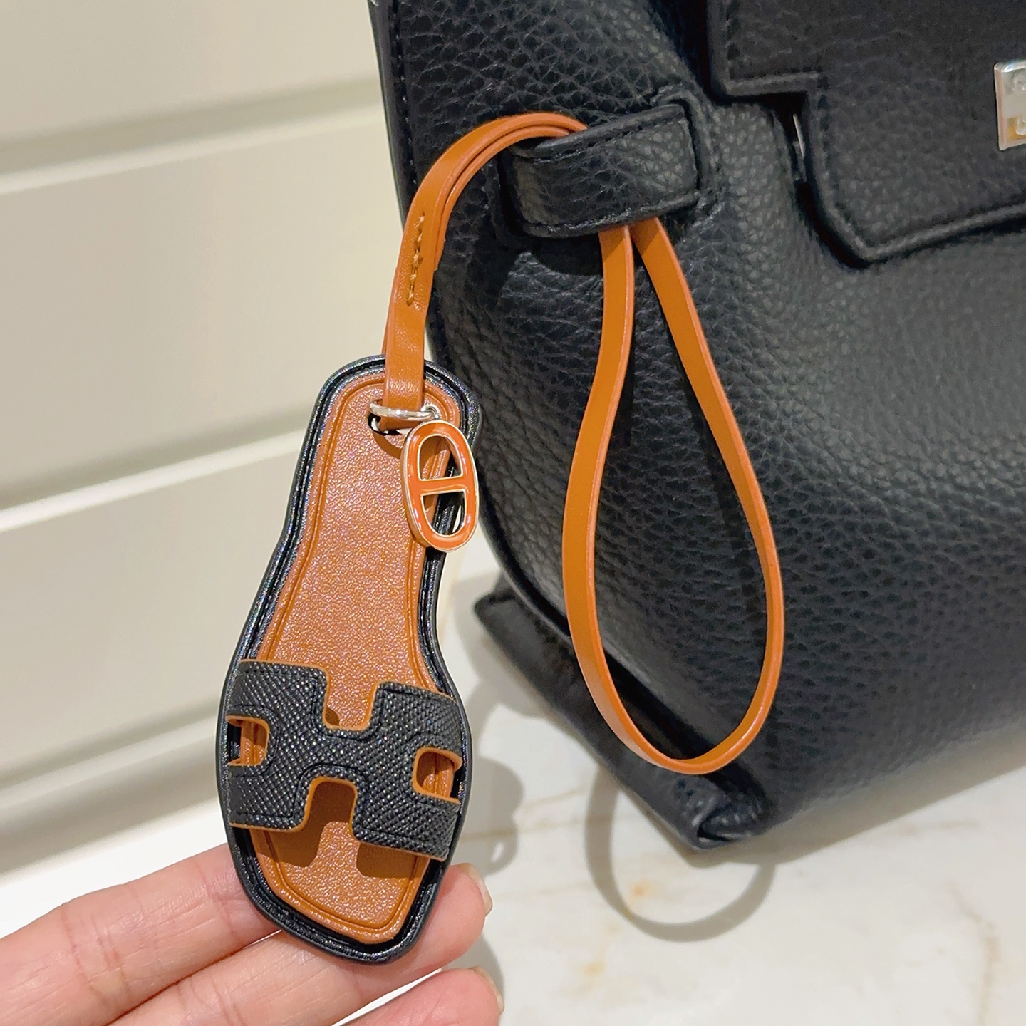 Hermes Oran Sandalo Borsa Ciondolo ciondolo in pelle marrone chiaro pelle a grana nera smalto arancione metallo argentato lunghezza cinturino 18 cm