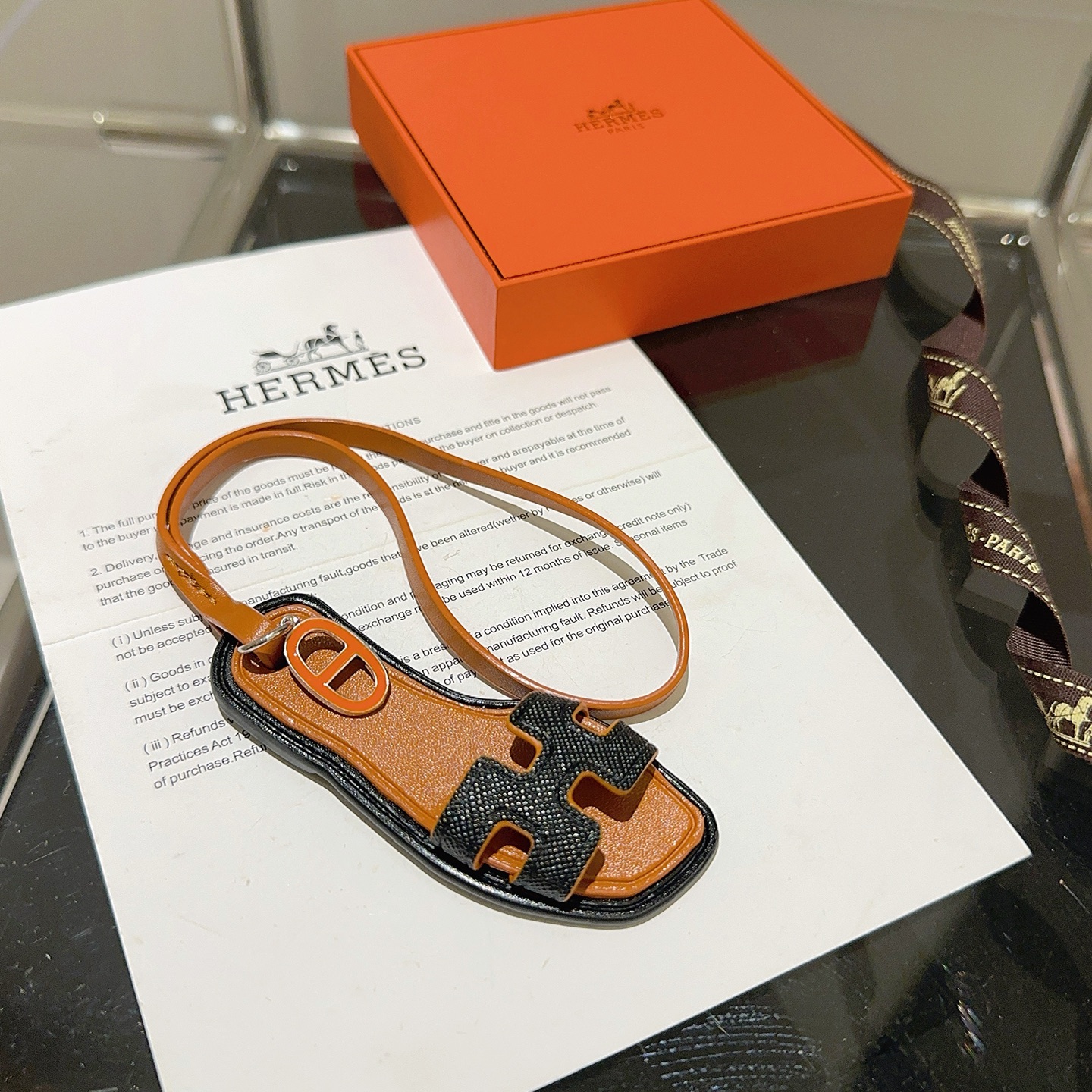 Hermes Oran Sandalo Borsa Ciondolo ciondolo in pelle marrone chiaro pelle a grana nera smalto arancione metallo argentato lunghezza cinturino 18 cm