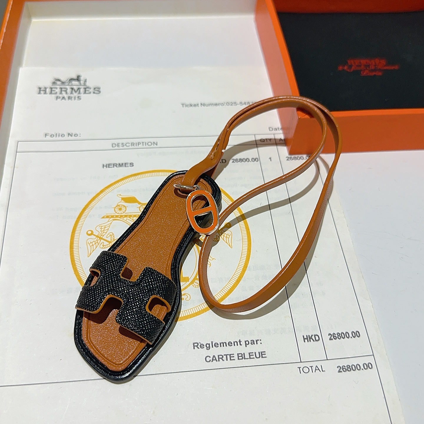 Hermes Oran Sandalo Borsa Ciondolo ciondolo in pelle marrone chiaro pelle a grana nera smalto arancione metallo argentato lunghezza cinturino 18 cm
