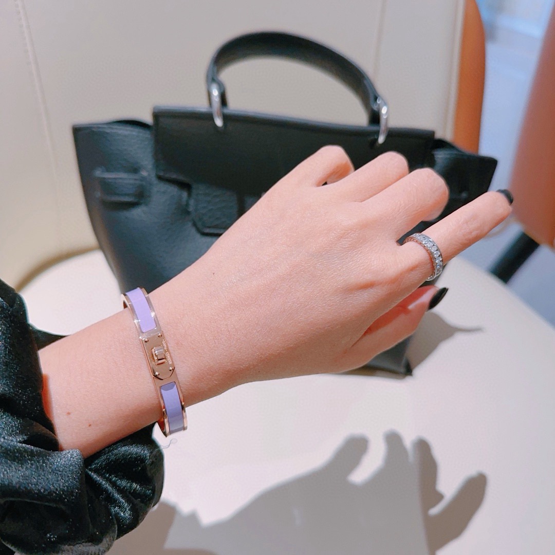Bracciale Hermes Kelly in metallo oro rosa con smalto viola lavanda PM