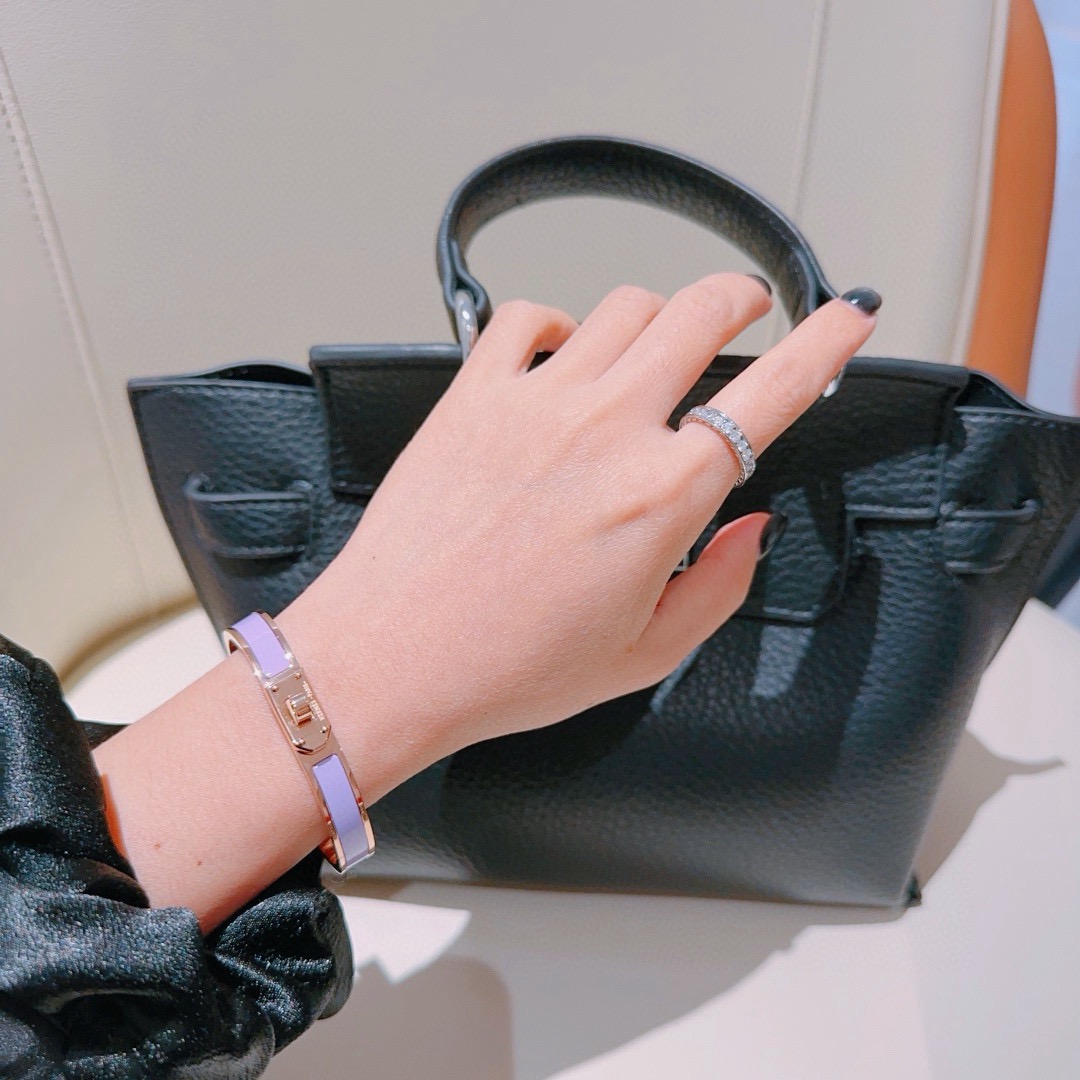 Bracciale Hermes Kelly in metallo oro rosa con smalto viola lavanda PM