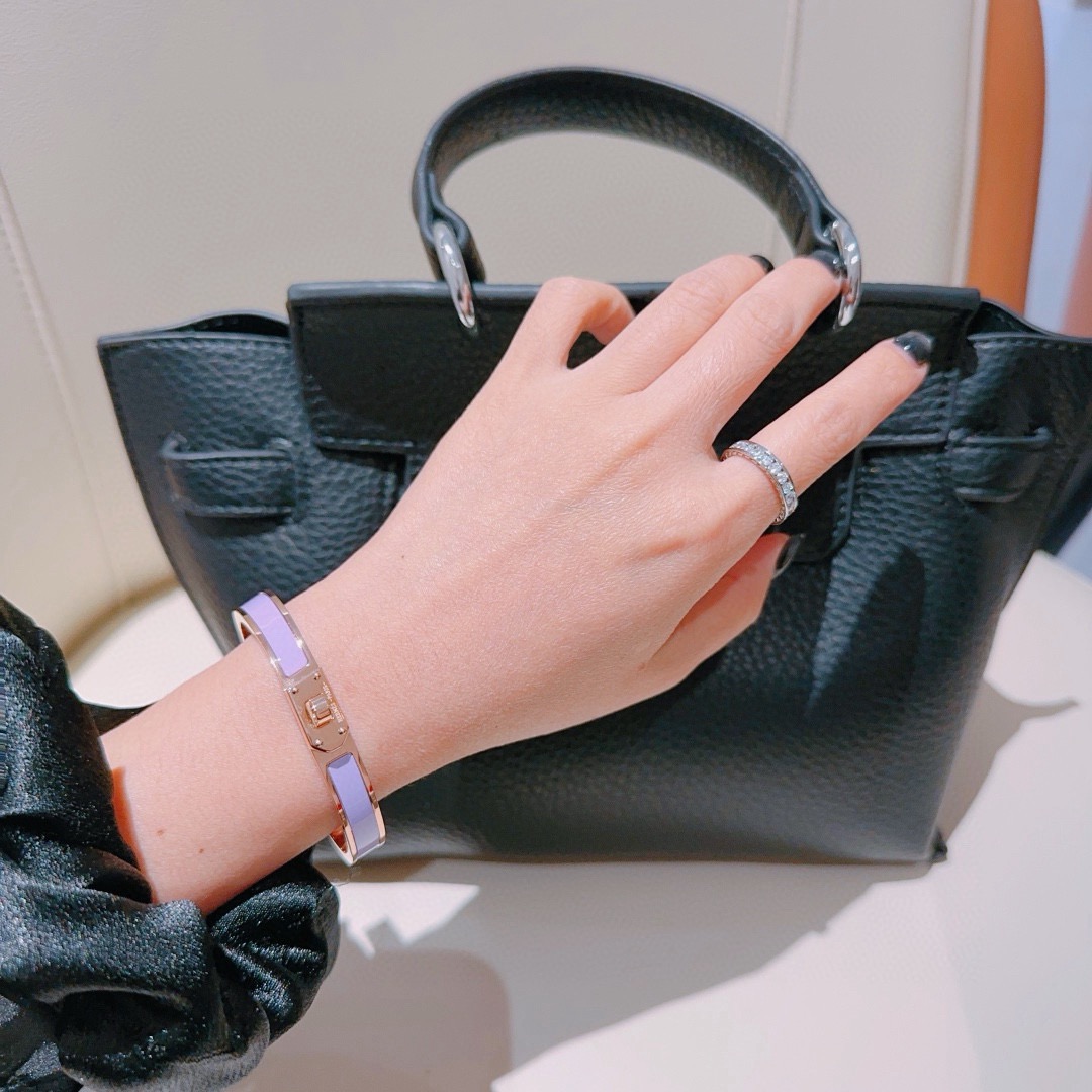 Bracciale Hermes Kelly in metallo oro rosa con smalto viola lavanda PM