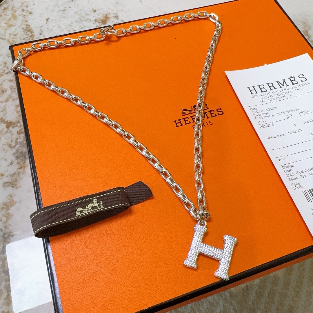 Collier pendentif Hermes H Pave métal argenté avec pavés transparents 50cm