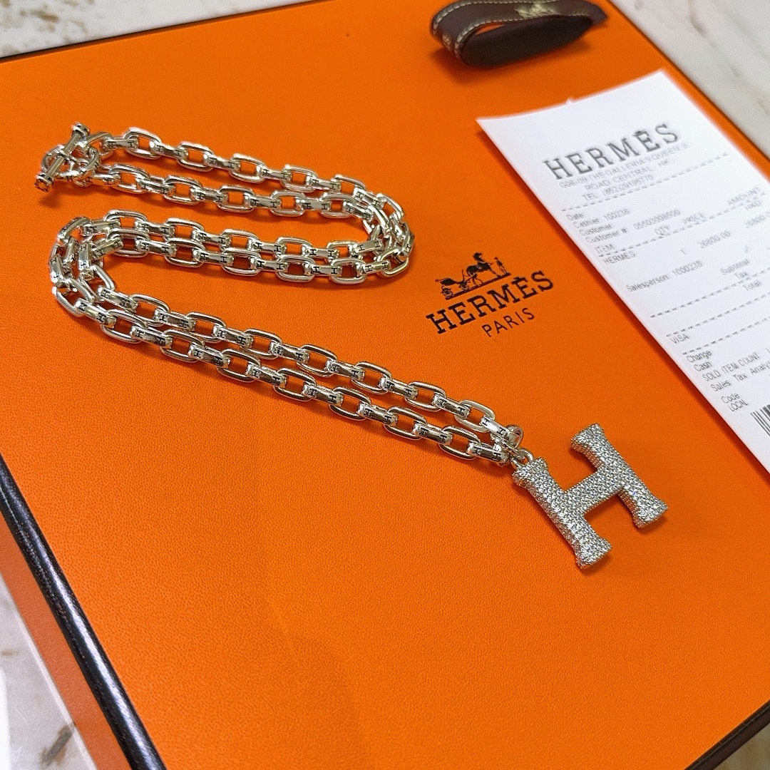 Collier pendentif Hermes H Pave métal argenté avec pavés transparents 50cm