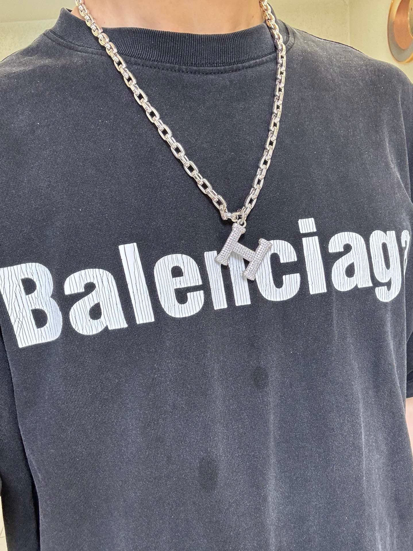 Collier pendentif Hermes H Pave métal argenté avec pavés transparents 50cm