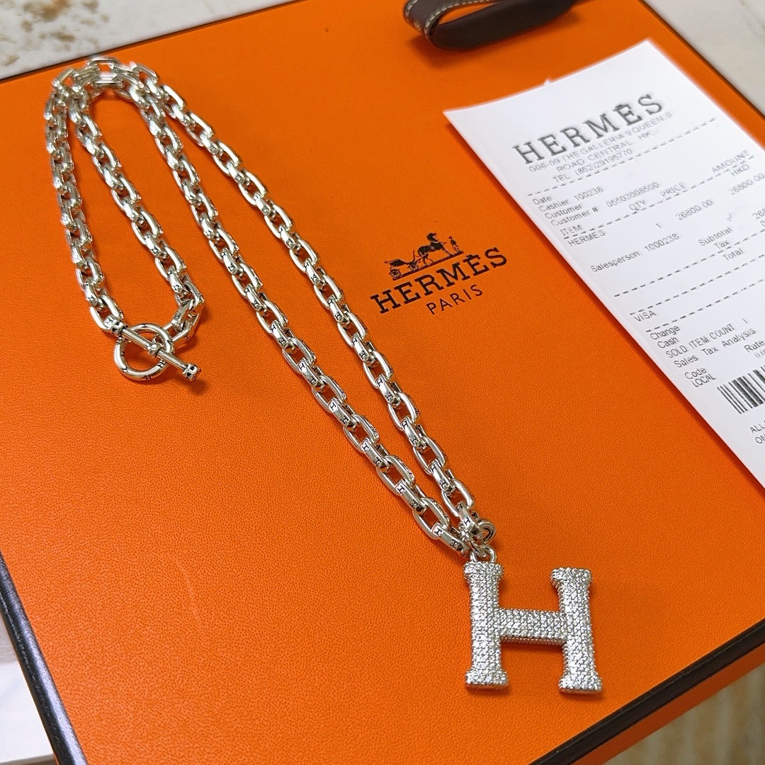 Collier pendentif Hermes H Pave métal argenté avec pavés transparents 50cm