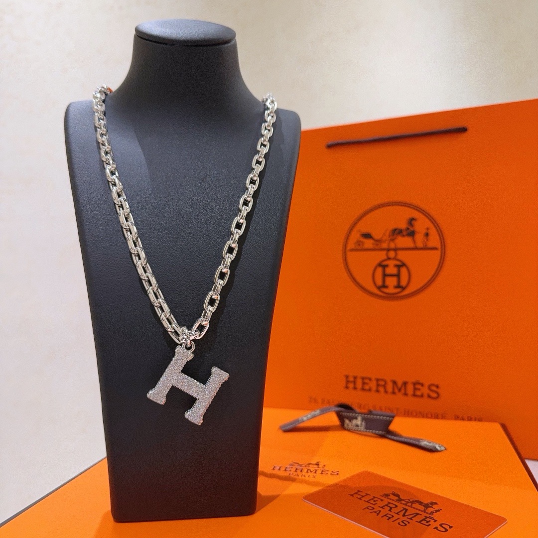 Collier pendentif Hermes H Pave métal argenté avec pavés transparents 50cm