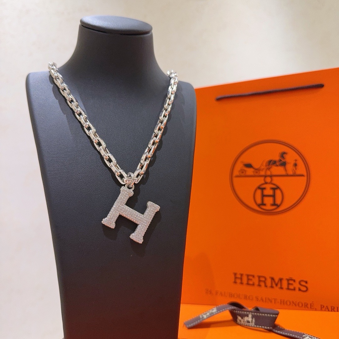 Collier pendentif Hermes H Pave métal argenté avec pavés transparents 50cm