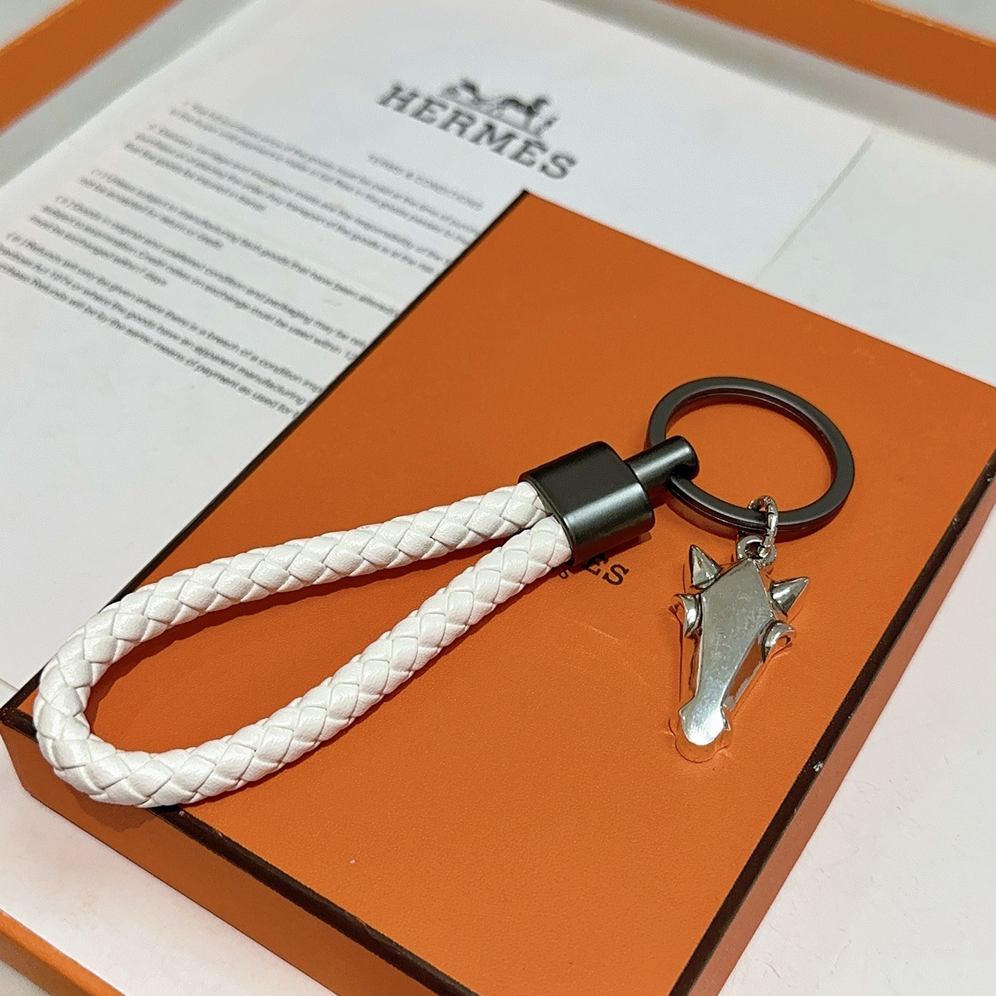 Ciondolo portachiavi intrecciato testa di cavallo Hermes Ciondolo testa di cavallo color argento in pelle intrecciata bianca hardware grigio canna di fucile 10 cm
