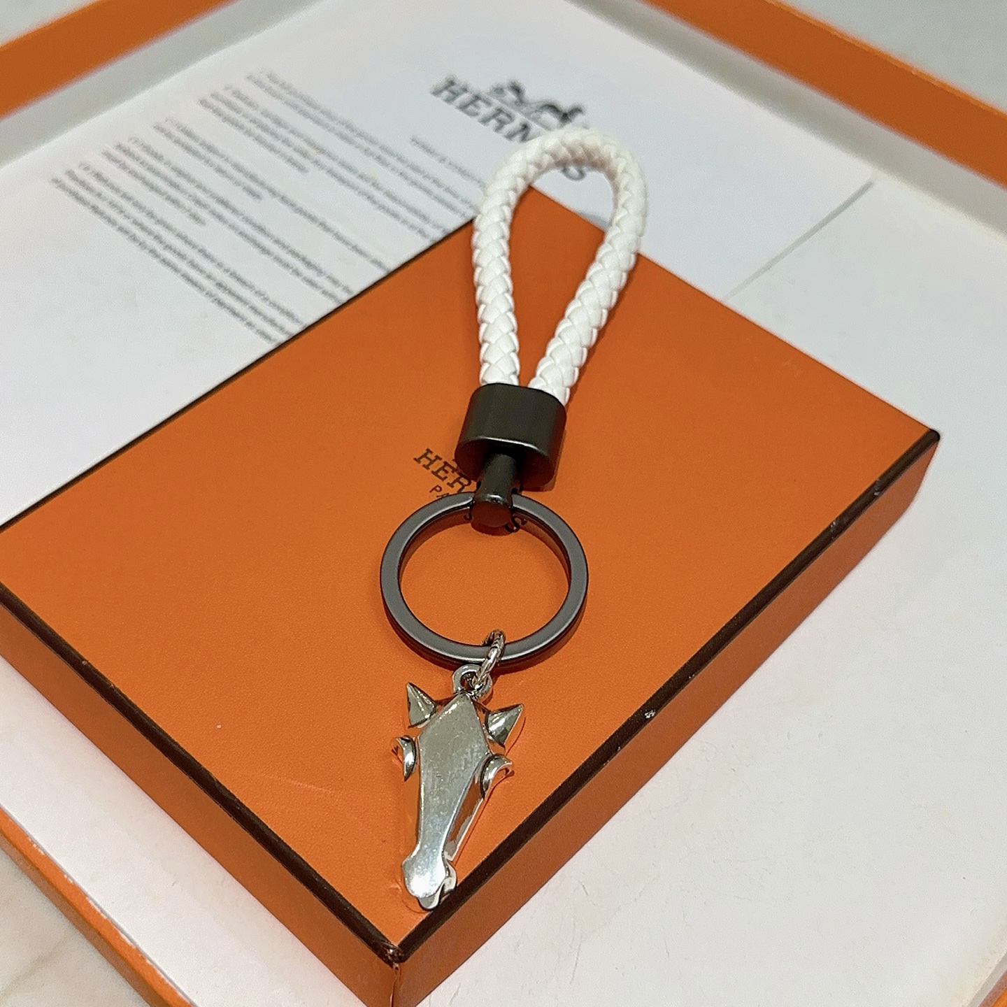 Ciondolo portachiavi intrecciato testa di cavallo Hermes Ciondolo testa di cavallo color argento in pelle intrecciata bianca hardware grigio canna di fucile 10 cm