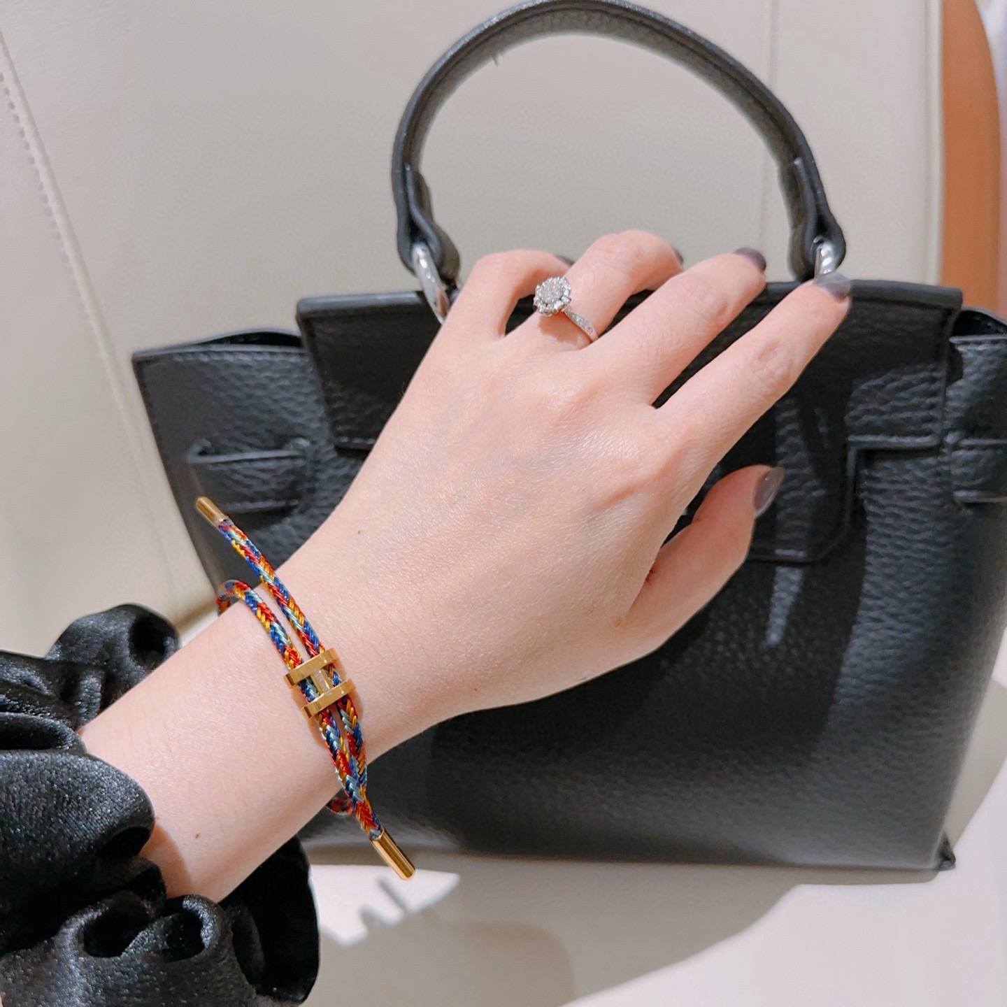 Bracciale Hermes H d Ancre hardware in metallo color oro cordone intrecciato multicolore rosso blu oro verde acqua nodo scorrevole regolabile adatto a polsi di 15-18 cm