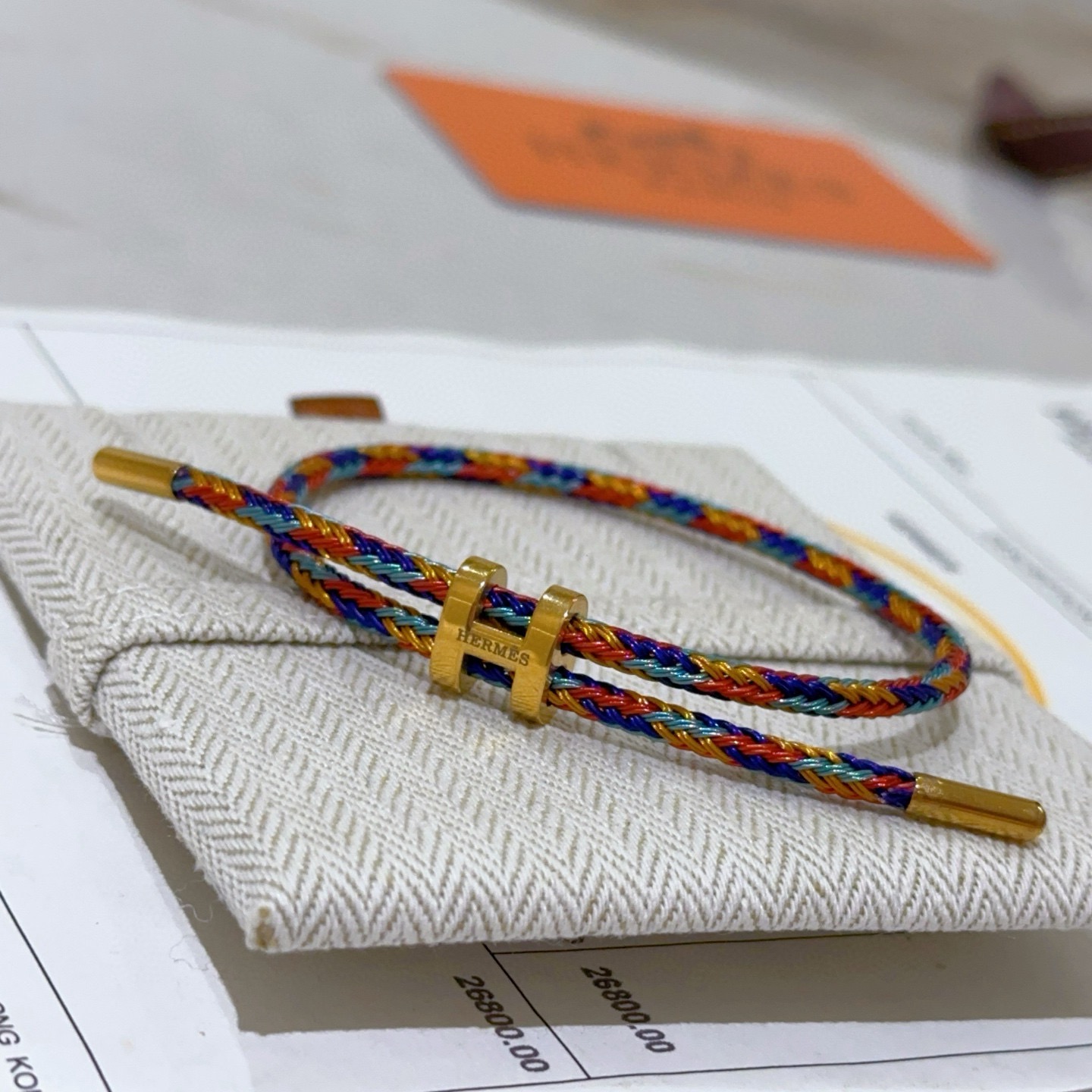 Bracciale Hermes H d Ancre hardware in metallo color oro cordone intrecciato multicolore rosso blu oro verde acqua nodo scorrevole regolabile adatto a polsi di 15-18 cm