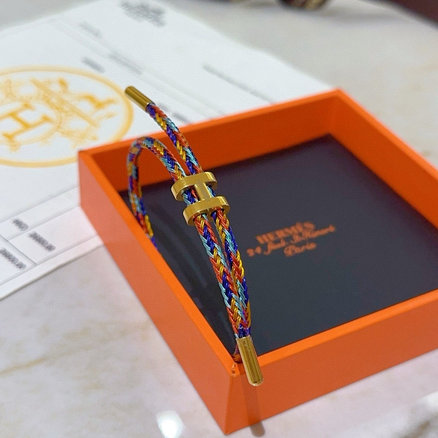 Bracciale Hermes H d Ancre hardware in metallo color oro cordone intrecciato multicolore rosso blu oro verde acqua nodo scorrevole regolabile adatto a polsi di 15-18 cm