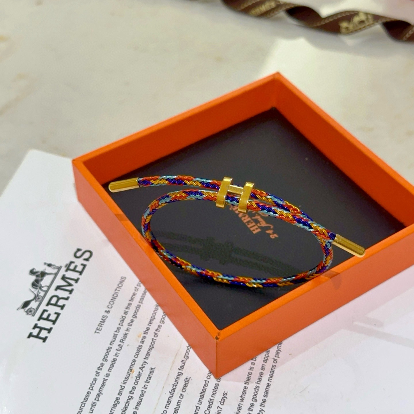 Bracciale Hermes H d Ancre hardware in metallo color oro cordone intrecciato multicolore rosso blu oro verde acqua nodo scorrevole regolabile adatto a polsi di 15-18 cm