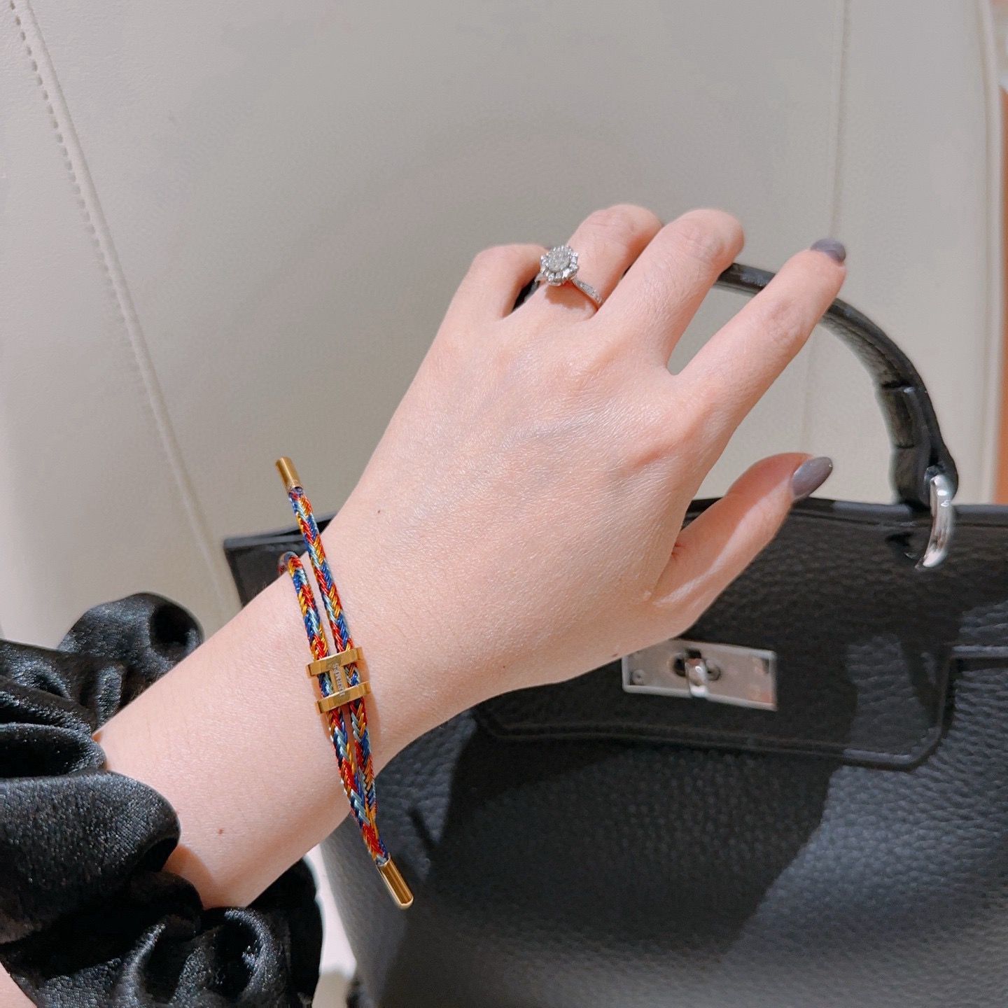 Bracciale Hermes H d Ancre hardware in metallo color oro cordone intrecciato multicolore rosso blu oro verde acqua nodo scorrevole regolabile adatto a polsi di 15-18 cm