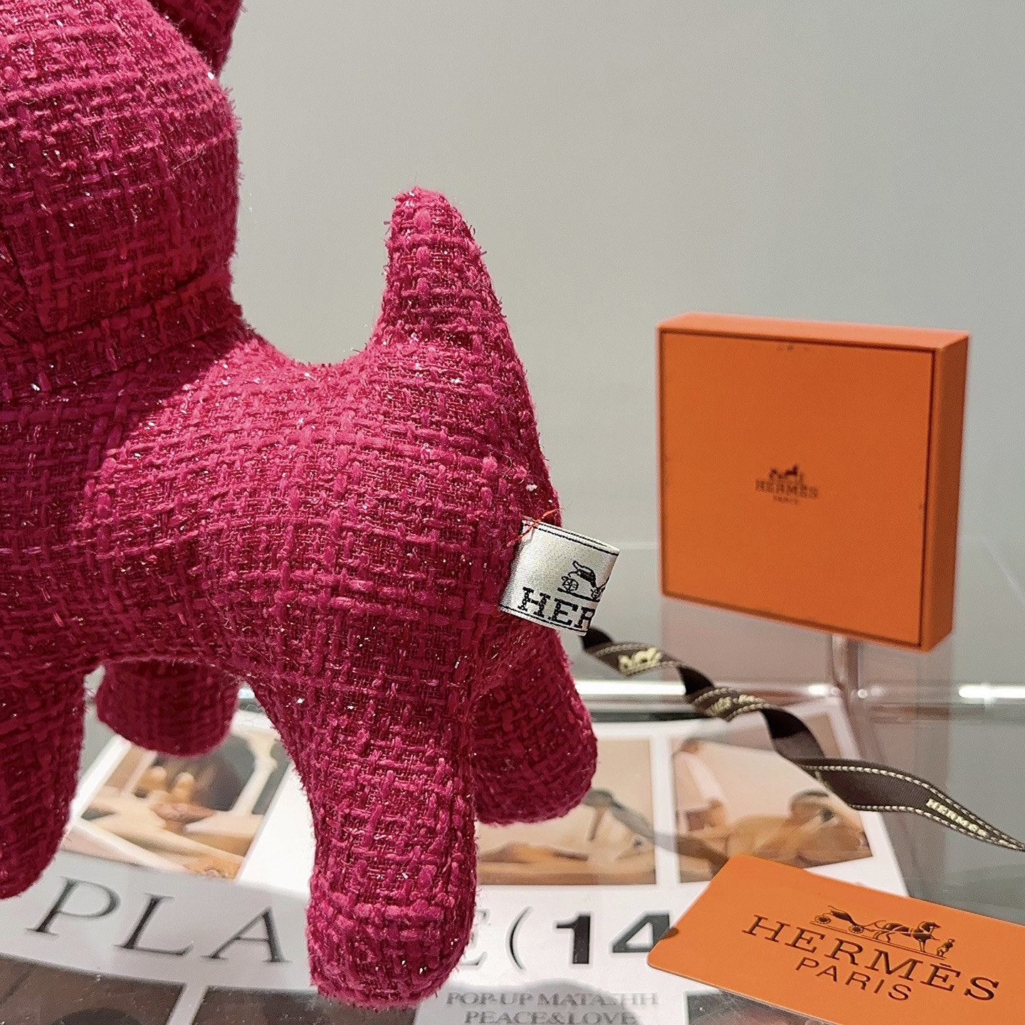 Ciondolo Hermes Buddy Dog Charm Tweed glitterato fucsia con accenti in resina nera 28 cm