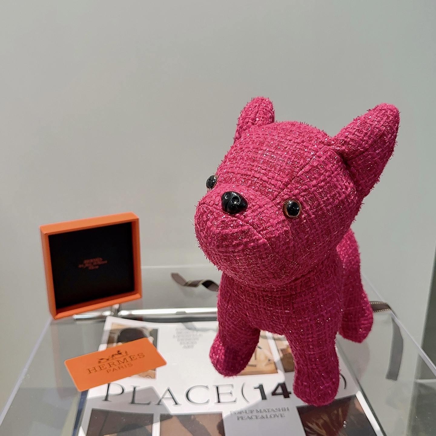 Ciondolo Hermes Buddy Dog Charm Tweed glitterato fucsia con accenti in resina nera 28 cm